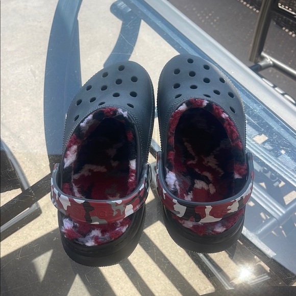CROCS Black with Red Camo fur lined Sandals - Picture 2 of 4
